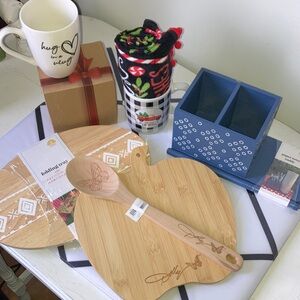 Bamboo Cutting Board, Spoon, Geometric serving folding tray, 2 mugs, Paper Caddy